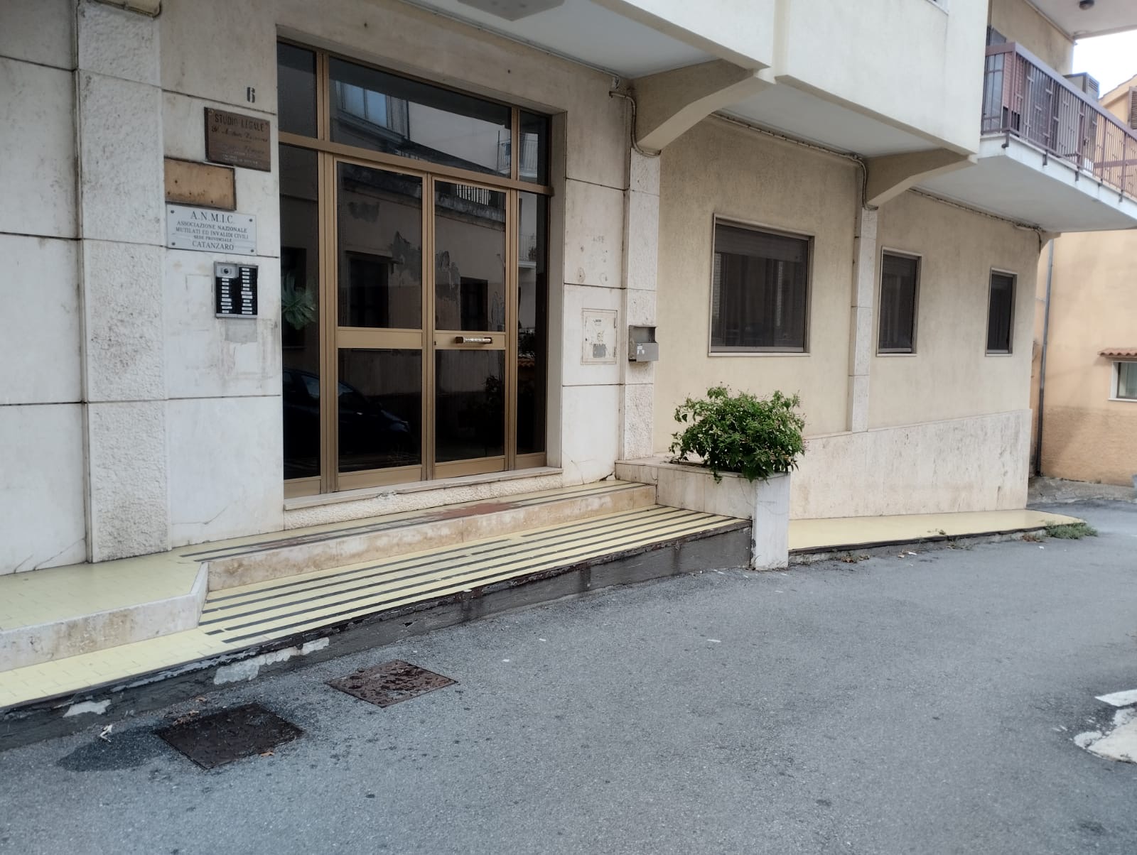 Ingresso della sede ANMIC Catanzaro in Via L. Pascoli